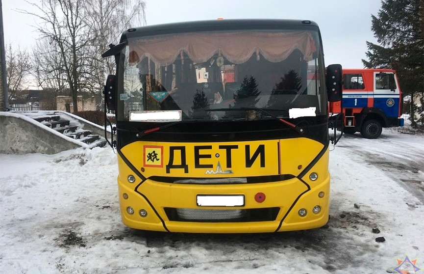 Под Ивацевичами мужчину придавило автобусом. Ему помогли спасатели