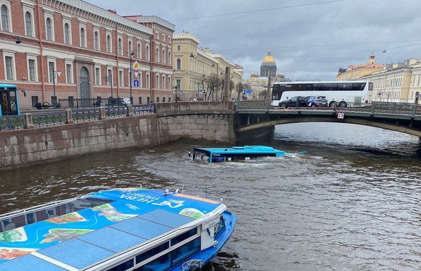 В Санкт-Петербурге автобус с пассажирами упал в Мойку и ушел под воду