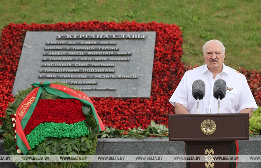 Александр Лукашенко принял участие в церемонии возложения венка в мемориальном комплексе «Курган Славы»