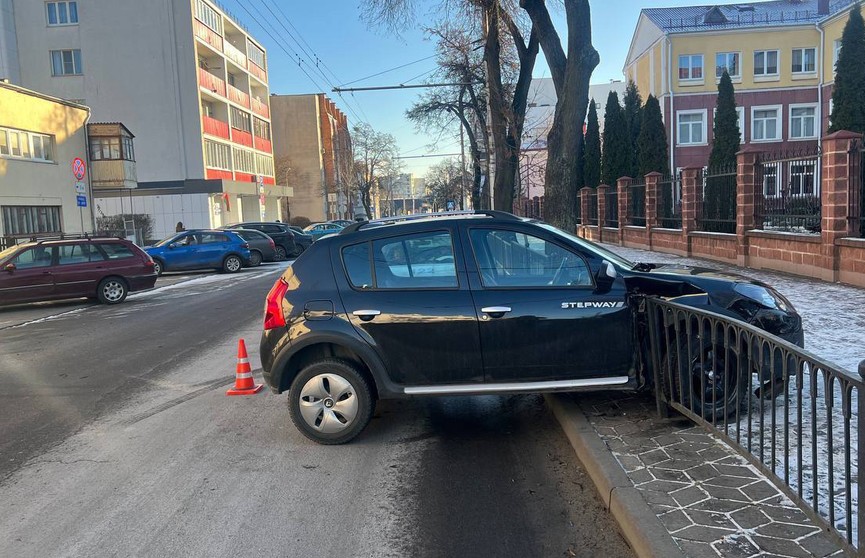 Пенсионер сбил пожилую женщину и повредил два автомобиля в Бресте