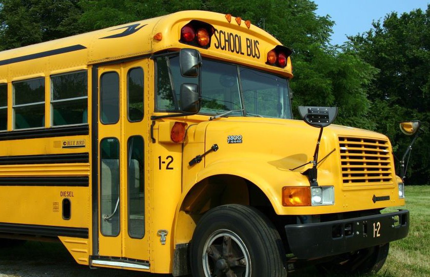 В Канаде дом на колесах врезался в школьный автобус, пострадали трое детей
