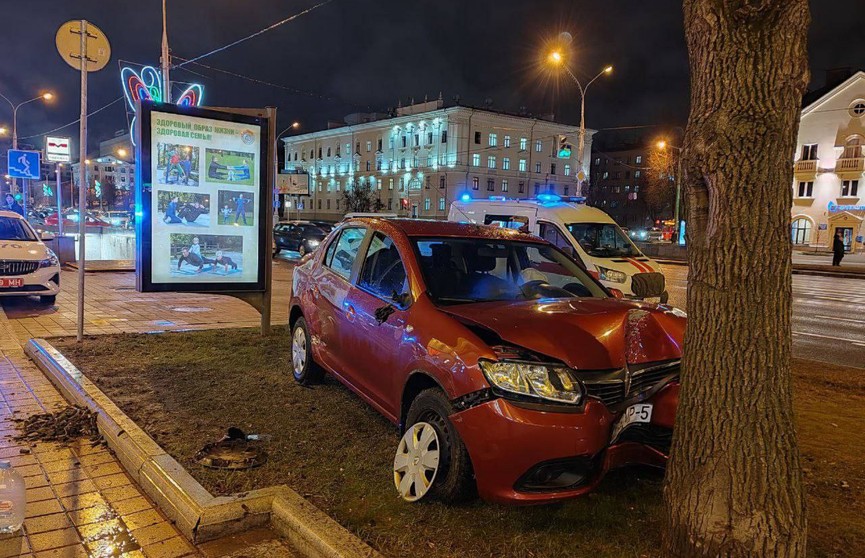 В Минске легковушка врезалась в дерево