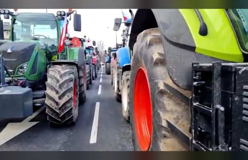 В Польше местные фермеры сели на тракторы и перекрыли магистрали по всей стране