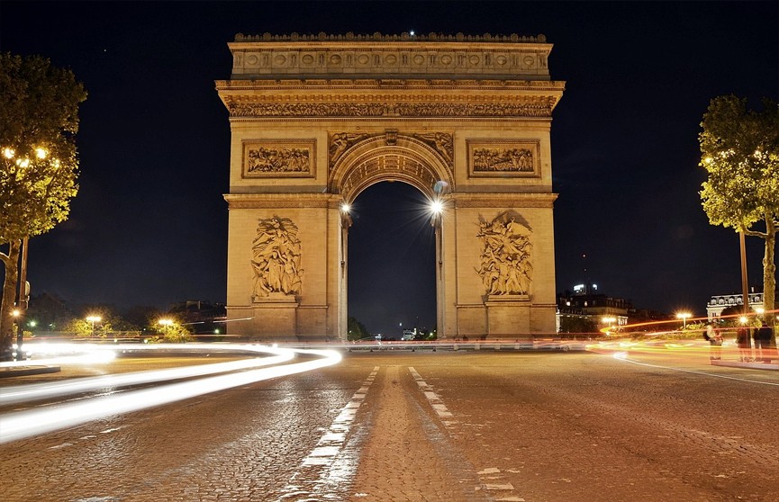 В Париже обезобразили Триумфальную арку
