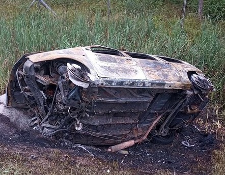 Автомобиль полностью сгорел, водитель попал в реанимацию в результате ДТП в Белыничском районе