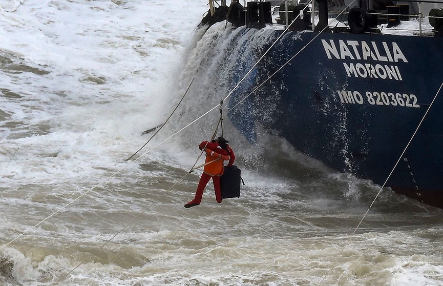 Турецкие спасатели эвакуировали экипаж сухогруза в Чёрном море