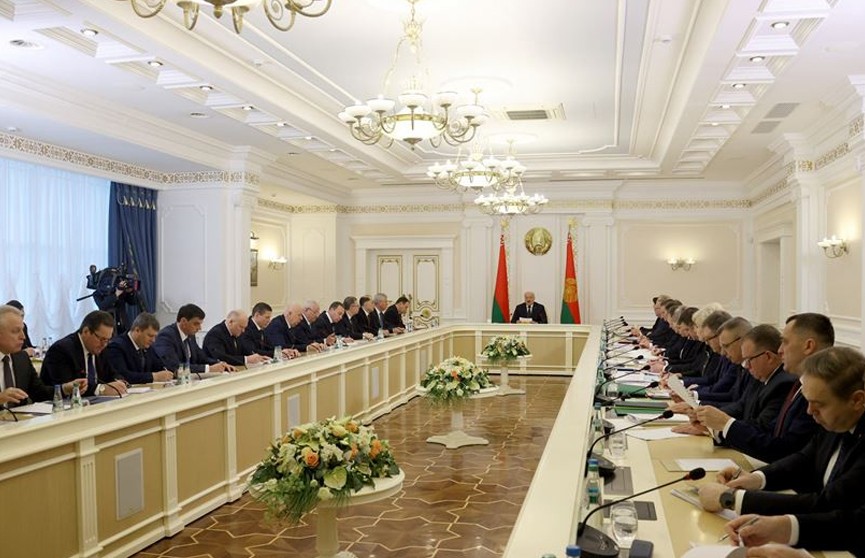 Лукашенко поручил журналистам встряхнуть правительство и КГК по зарплатам «великих» деятелей торговли