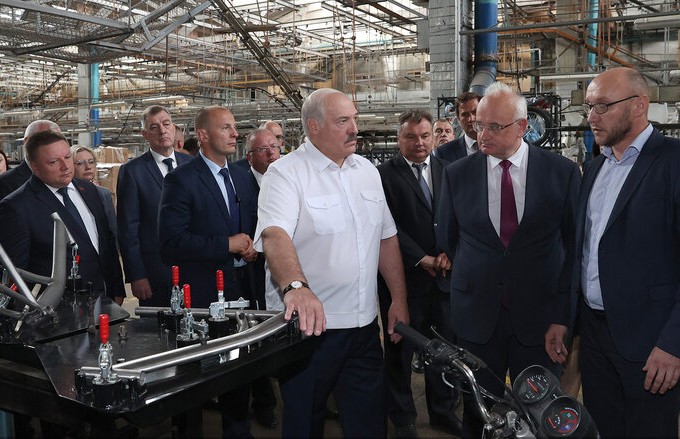 «Мы должны делать свое!» Лукашенко посетил Минский мотовелозавод