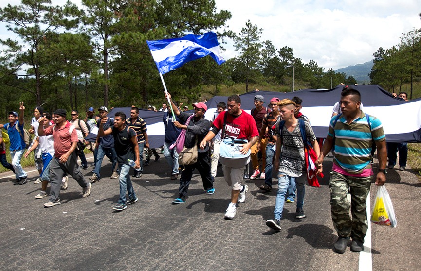 Караван мигрантов из Гондураса движется к США