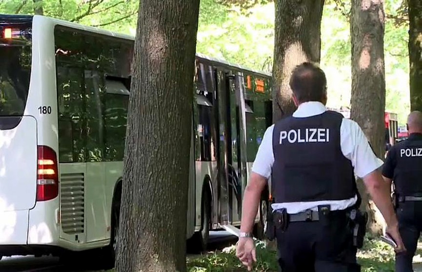 Полиция выясняет мотивы злоумышленника, напавшего на пассажиров автобуса на севере Германии