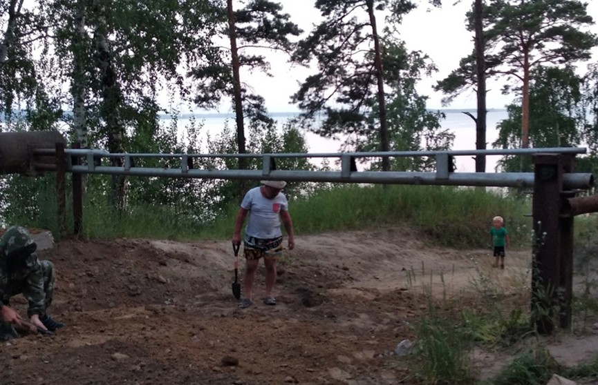 В Новосибирске отдыхающие вынуждены делать подкоп, чтобы выбраться с пляжа, перекрытого шлагбаумом