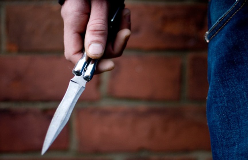 ​Мужчина в Калинковичах ранил ножом прохожего и напал на сотрудника ГАИ