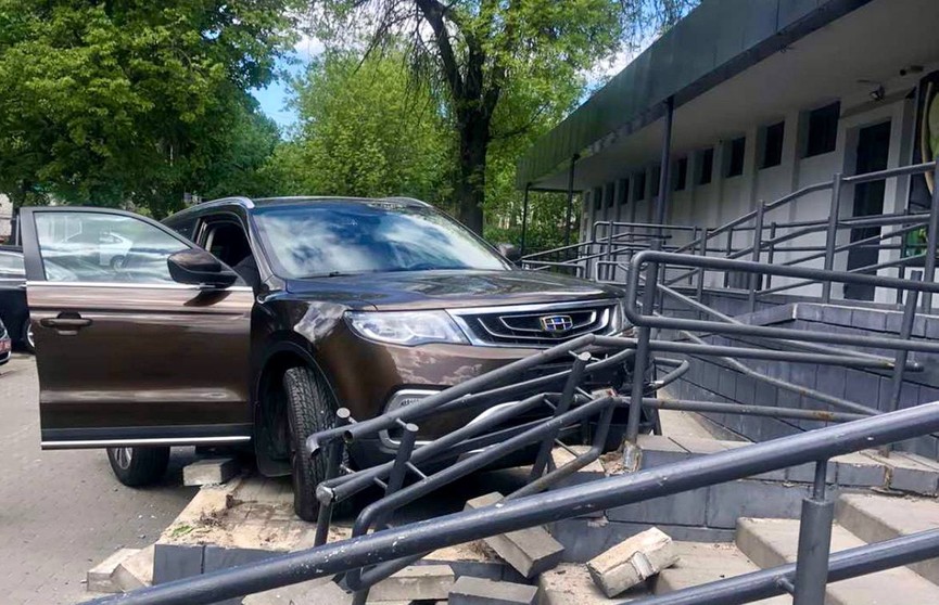 Автоледи перепутала педали и врезалась в металлическое ограждение возле магазина в Минске
