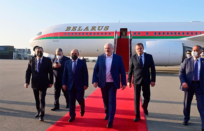 Лукашенко и Алиев провели неформальную встречу в Баку
