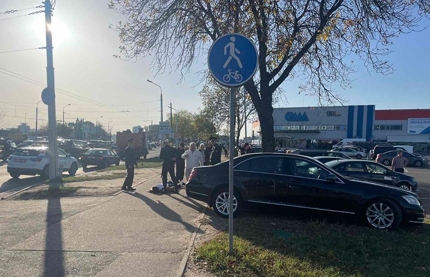 В Минске столкнулись МАЗ и Mercedes – легковушку отбросило в толпу пешеходов