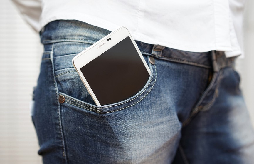 Почему не стоит носить смартфон в кармане? Рассказывает эксперт