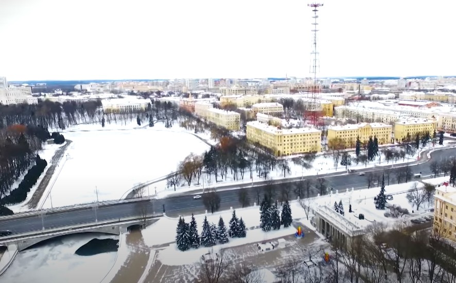 Третий циклон за неделю: Беларусь накрыли снегопады. Как с непогодой справляются простые белорусы и коммунальные службы?