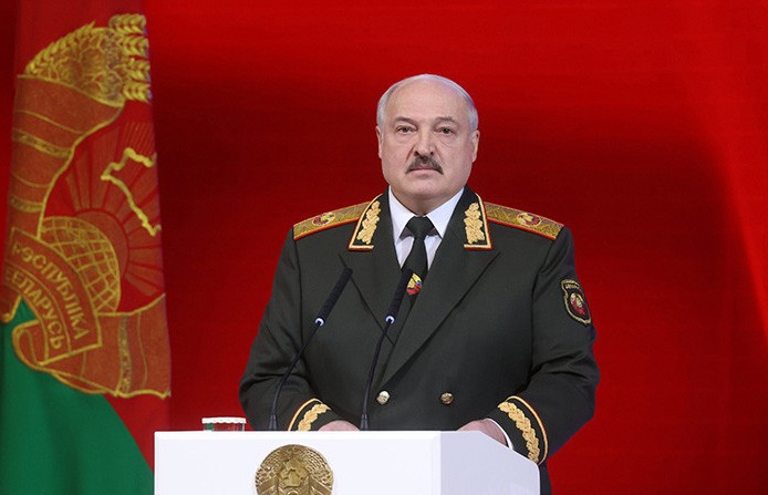 Лукашенко поздравил белорусов с Днем защитников Отечества