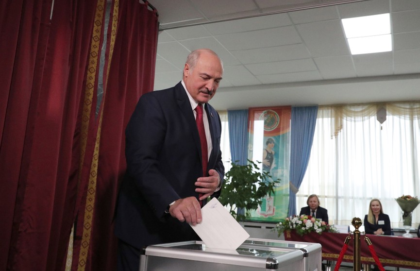 «В Беларуси языковой вопрос решён раз и навсегда»: Лукашенко о роли белорусского языка