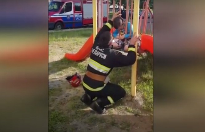 Ребенок застрял между металлическими конструкциями горки – ему помогли спасатели