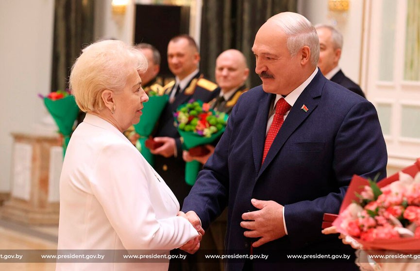 Лукашенко вручил награды тем, кто хранит очаг и защищает мир