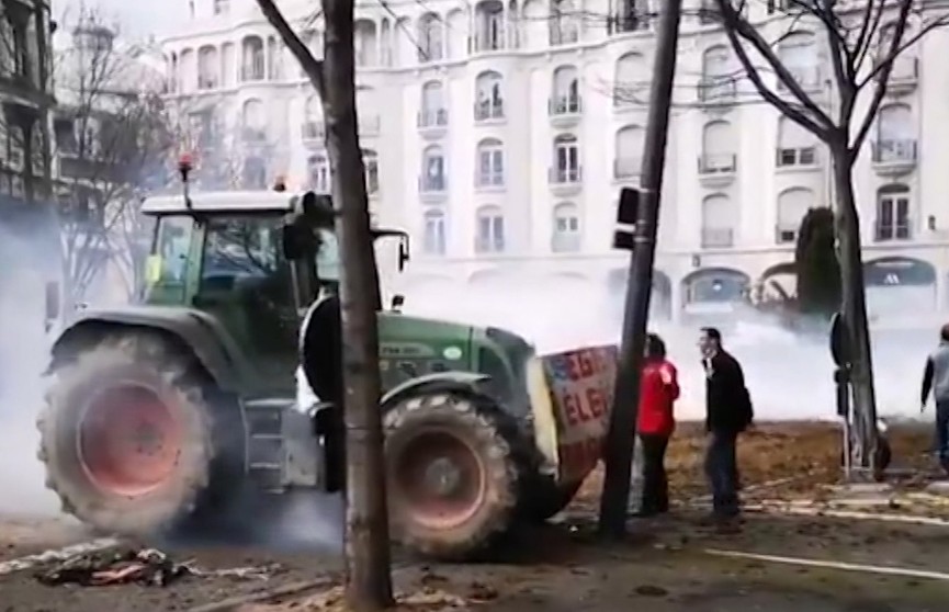 Французские аграрии вышли на протест на тракторах
