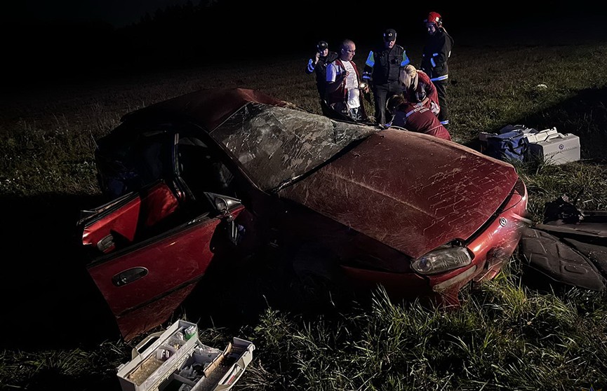 Под Воложином «Мазда» съехала в кювет и опрокинулась – понадобилась помощь спасателей