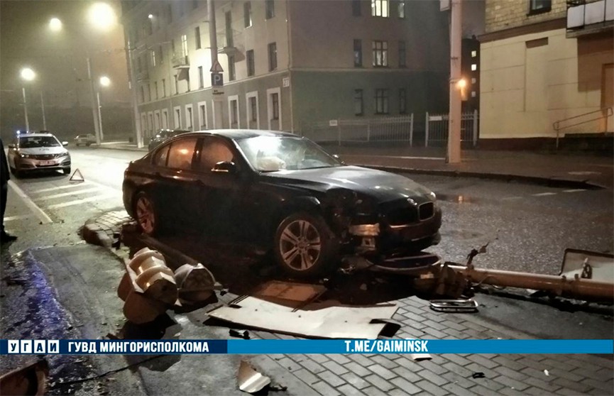 BMW врезалась в светофор в центре Минска