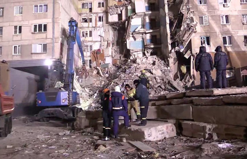 Обрушение стены разрушенного дома в Магнитогорске попало на камеру