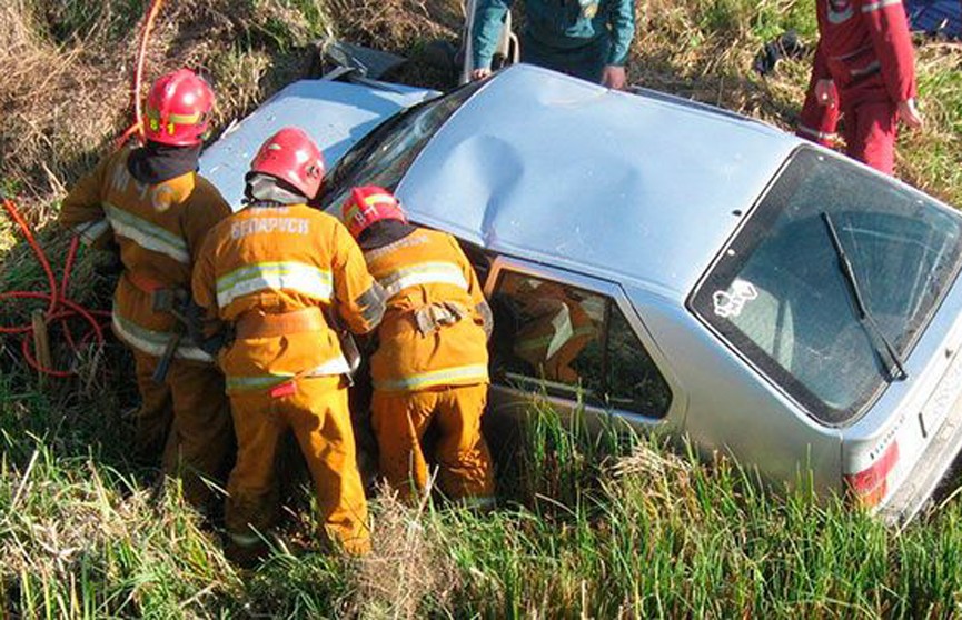 ДТП под Ивье: водителя и пассажира из машины доставали спасатели