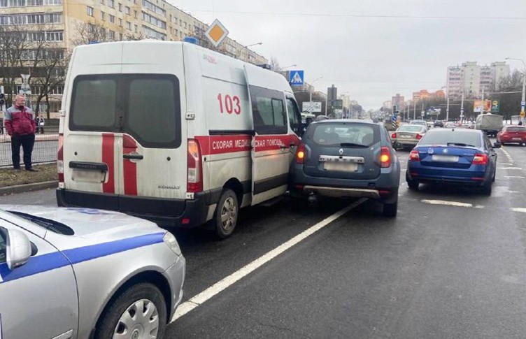 ДТП в Минске: столкнулись три авто, включая машину скорой помощи