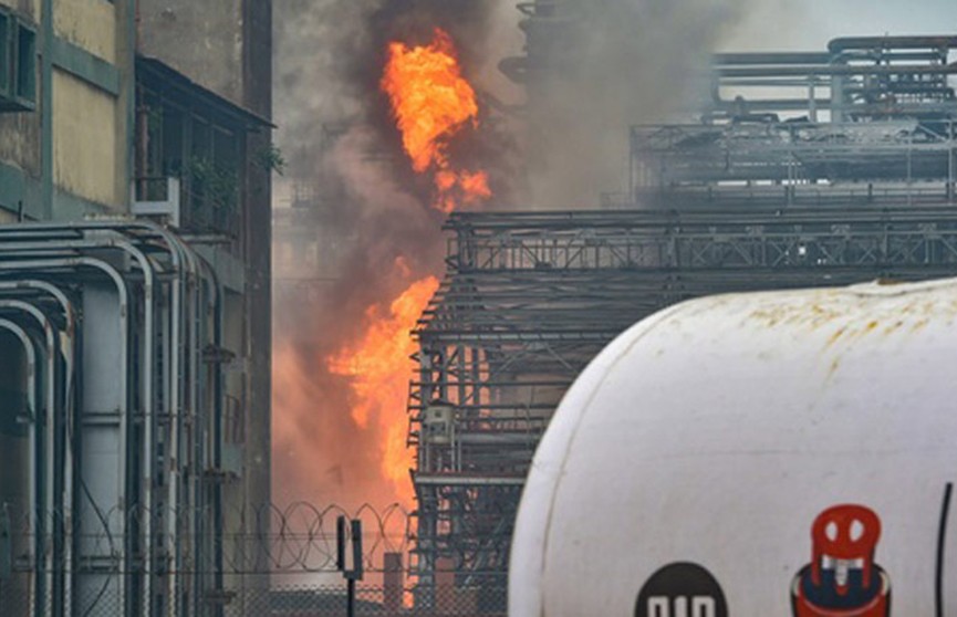 Пожар на нефтеперерабатывающем заводе в Мумбаи