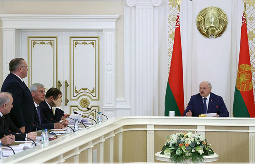 Лукашенко – правительству: У вас цены выросли в два раза! Вы что думаете, народ молчать будет?