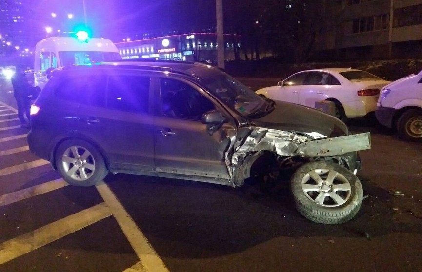 Водитель на Hyundai врезалась в припаркованный Mercedes. Ей стало плохо