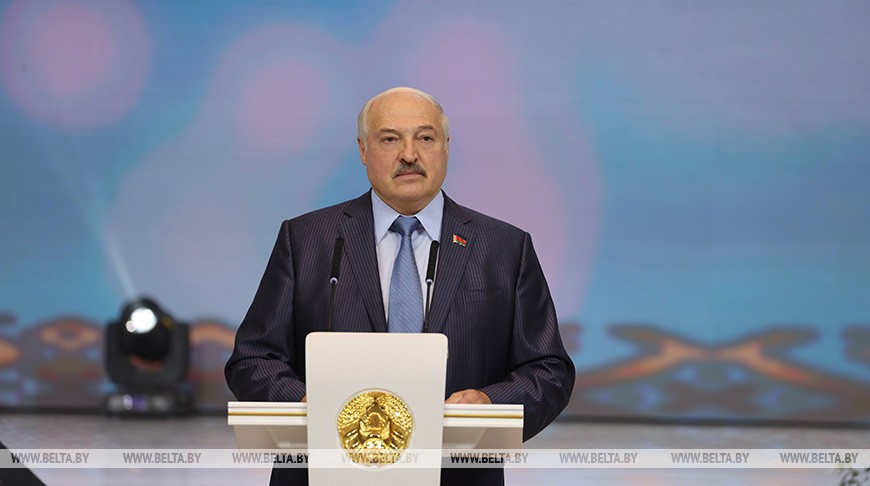 Лукашенко – выпускникам: Хотим мы этого или нет, мы вам доверяем