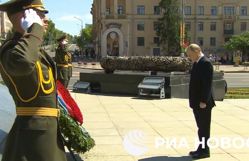 Владимир Путин в Минске возложил венок к монументу Победы (ВИДЕО)