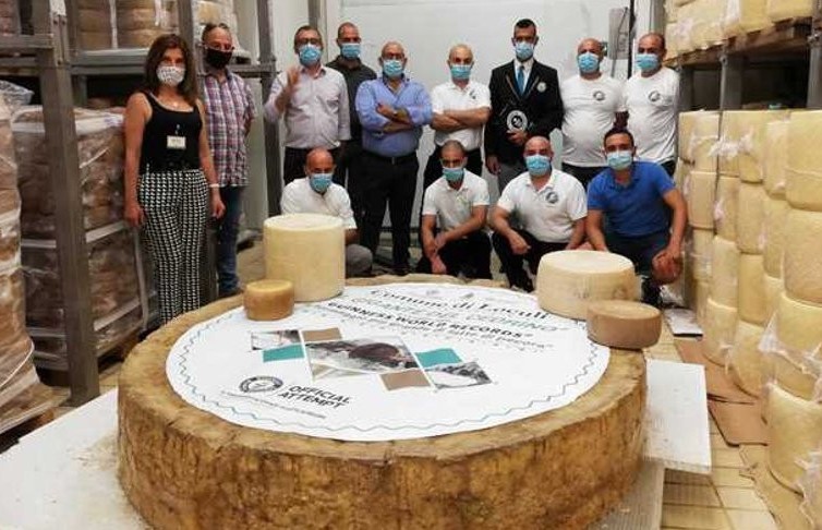 В Италии изготовили самый большой сыр в мире