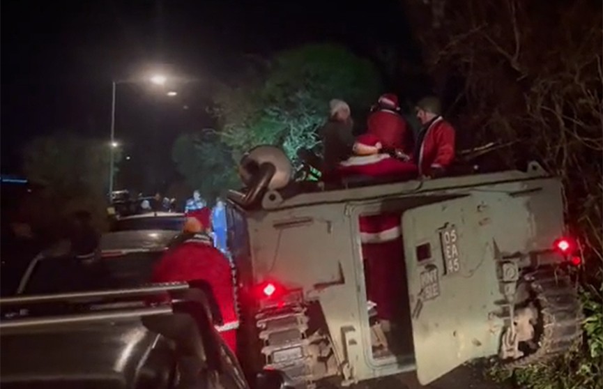 Пьяные Санта-Клаусы на бронетранспортере заблокировали дорогу в британском графстве Корнуолл