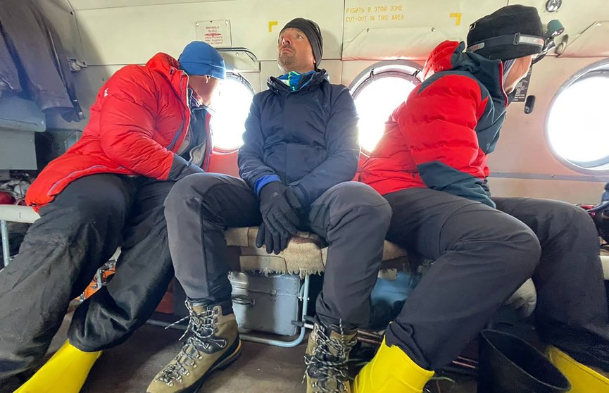 Спасатели вертолетом эвакуировали с Ключевского вулкана трех выживших туристов