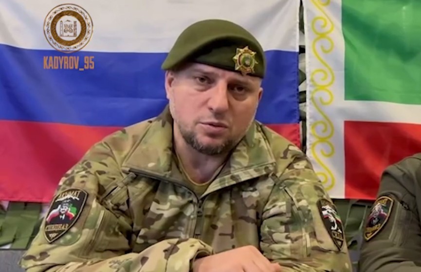 Командир чеченского спецназа «Ахмат» вручил российский паспорт украинскому военнопленному
