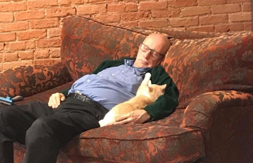 Пожилой мужчина полгода приходит в приют, чтобы поспать вместе с котами