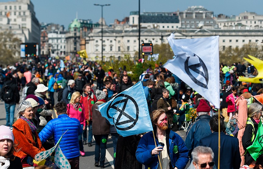 Полиция задержала экологических активистов, заблокировавших мост Ватерлоо в Лондоне