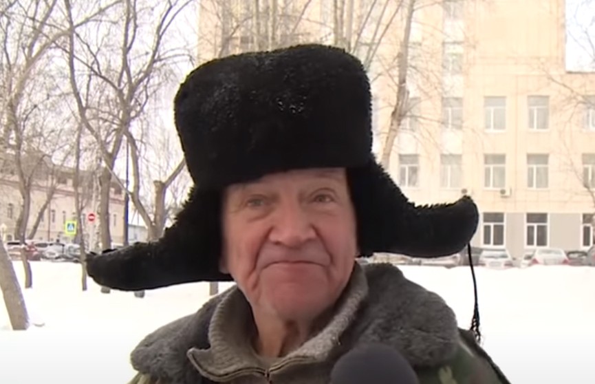 70-летний дворник из Томска ответил на вопрос о любви цитатой The Beatles и стал звездой Сети
