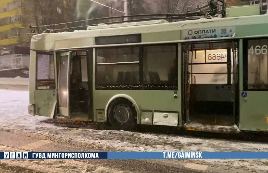 В Минске на Романовской Слободе троллейбус врезался в столб