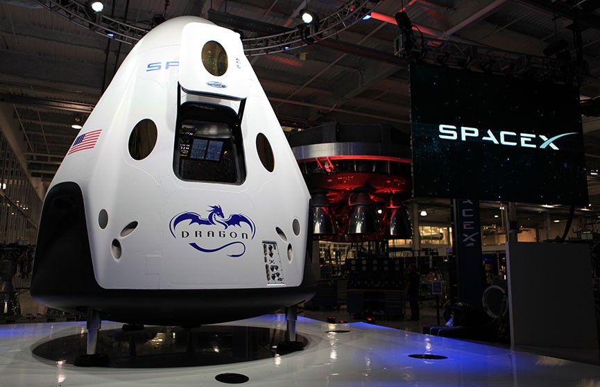 SpaceX объявила дату первых туристических полетов в космос