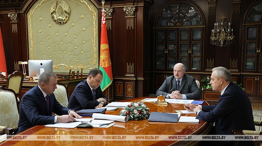 Беларусь сократит дипломатическое присутствие в ЕС и увеличит в других странах. Лукашенко принял с докладом Макея