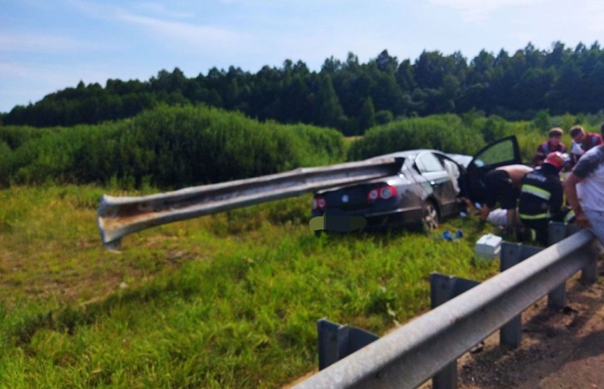 Страшная авария на трассе Минск – Гродно: металлическое ограждение прошило машину насквозь
