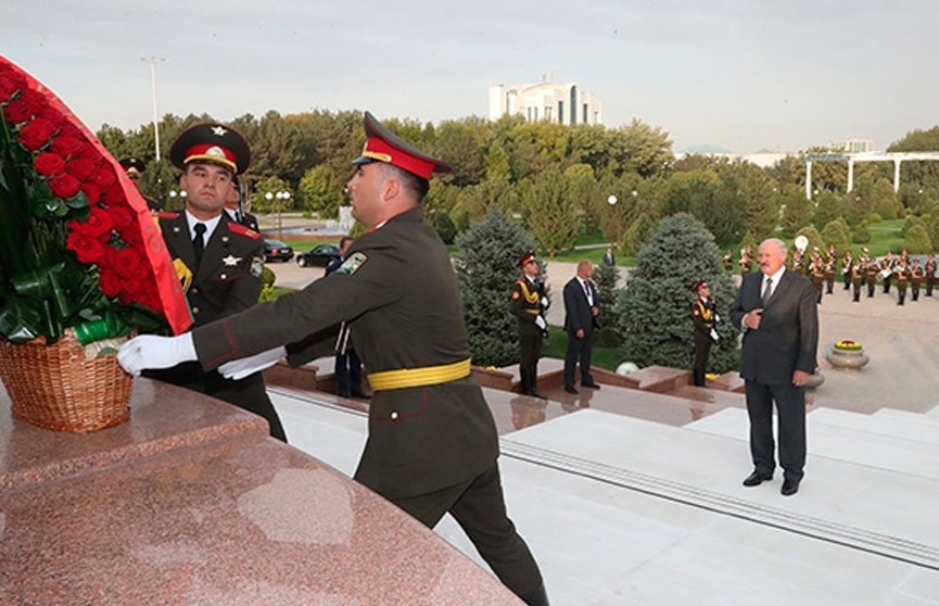 Александр Лукашенко возложил цветы на площади Независимости и к памятнику Каримову в Ташкенте во время официального визита в Узбекистан