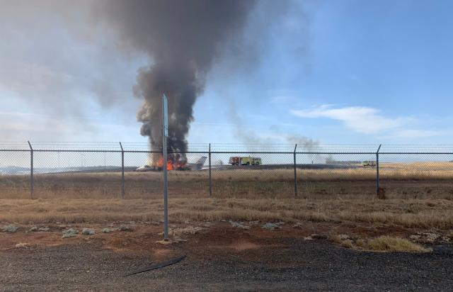 Самолет вспыхнул и сгорел на взлетно-посадочной полосе аэропорта в Калифорнии