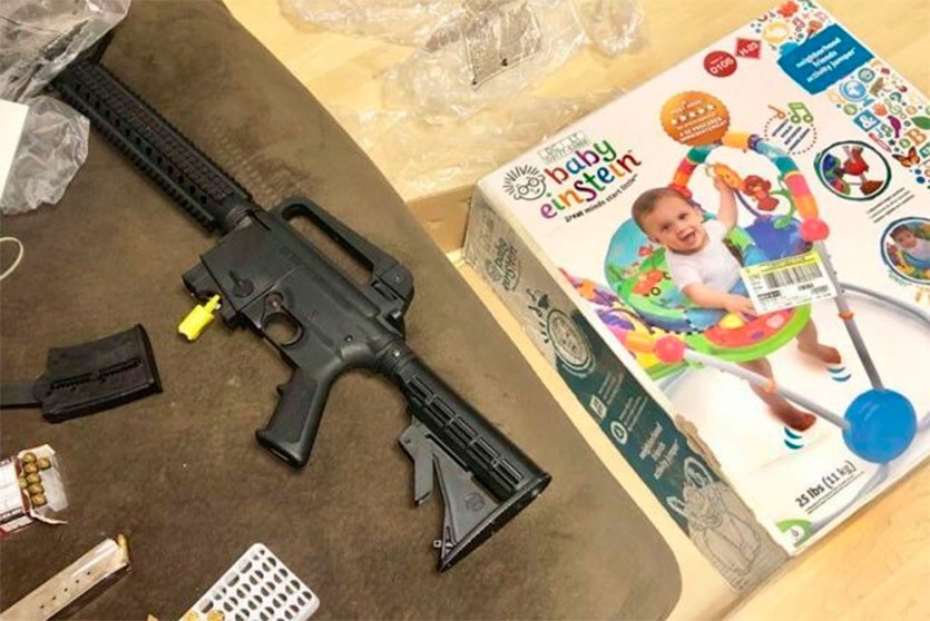Подарок за $10: во Флориде родители купили ребёнку ходунки, а получили автоматическую винтовку